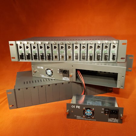Stand alone mounting rack system, cuerpo de aluminio, color negro para 14 media converters o 14 miniswitchs, con fuente autoregulada autoregulable,  entrada 80-260 vca., 14 salidas 5vcc x 500ma c/u